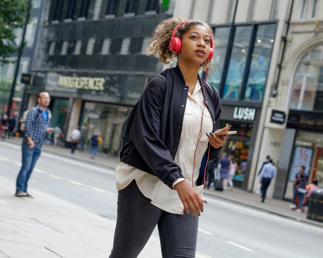 Woman-with-headphones-in-the-street